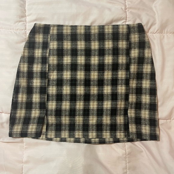 plaid mini skirt, never worn!! 💚 - Picture 1 of 3